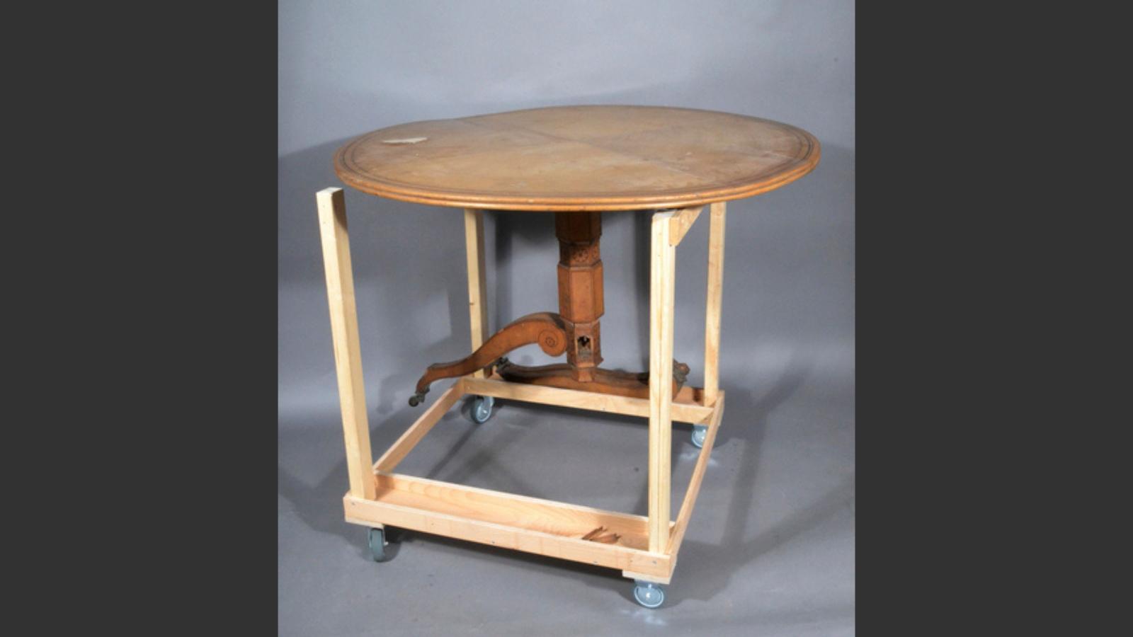 Biedermeier-Tisch mit Sttzkonstruktion im Vorzustand