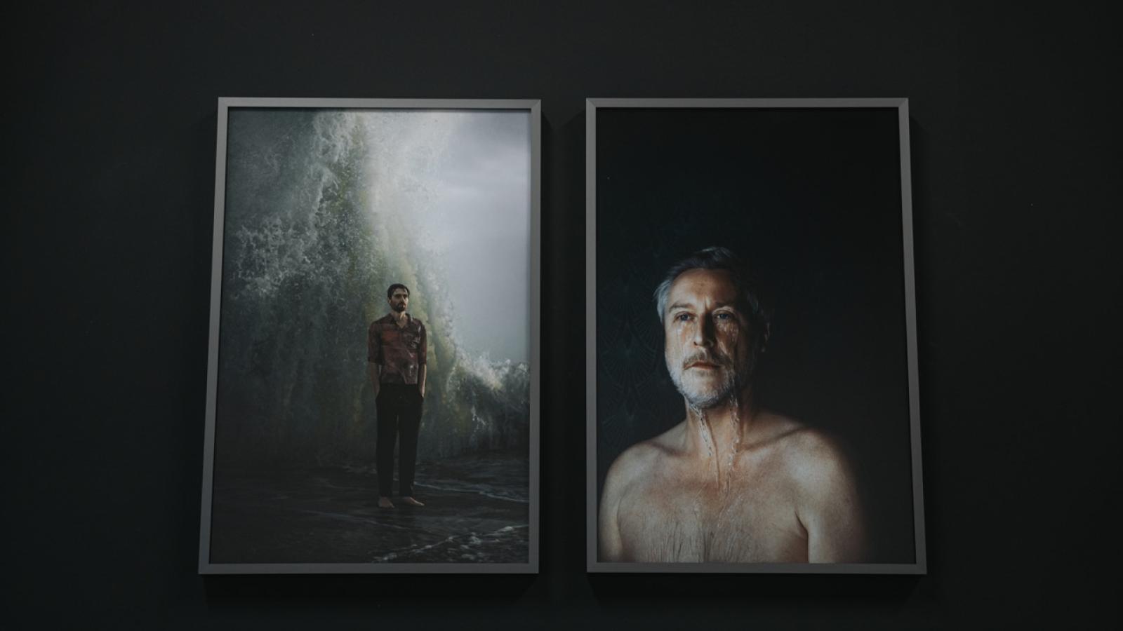 Zwei gerahmte Fotografien C eine Person stehend vor einer Welle und ein Portrait
