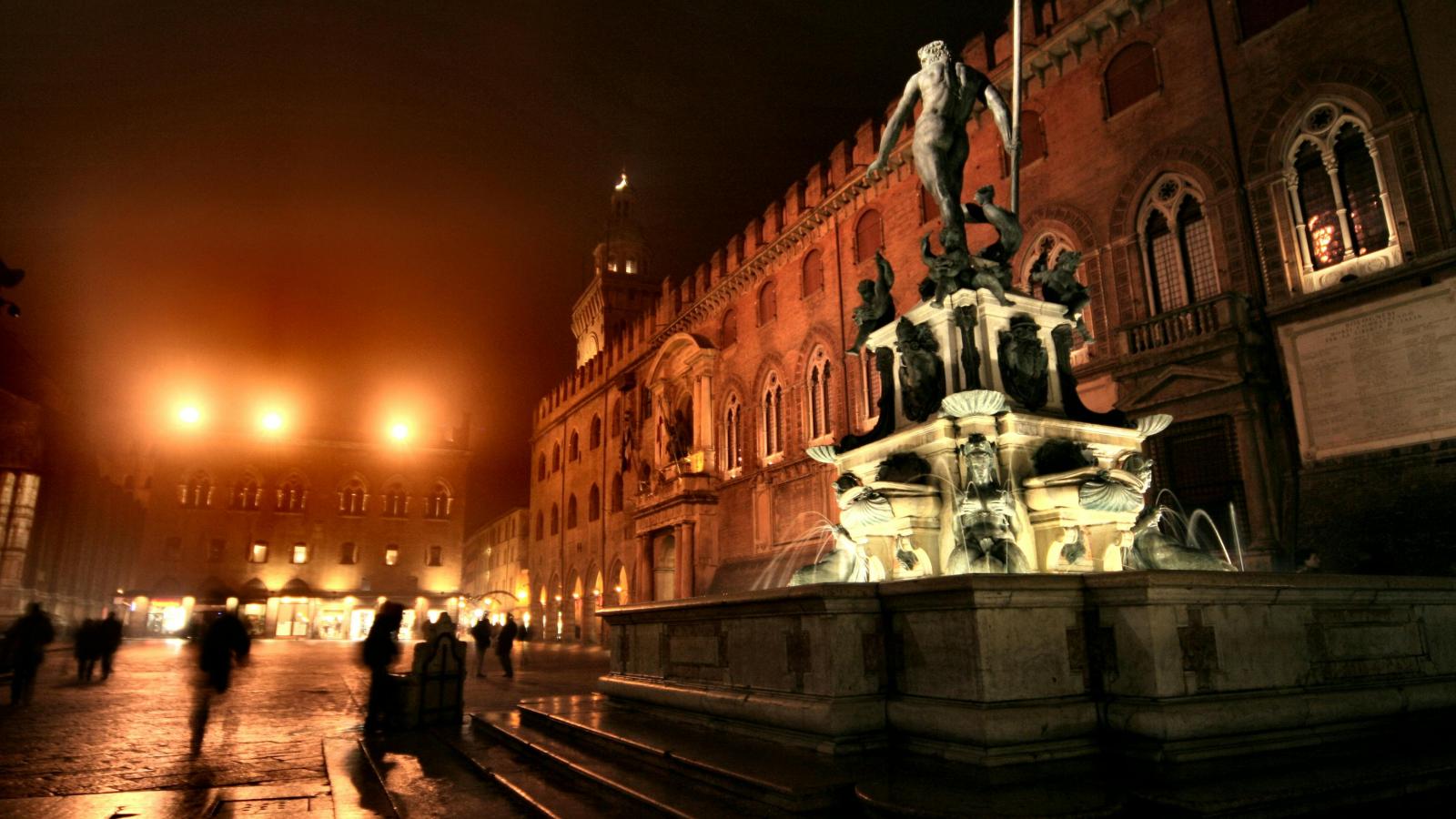 Statue auf dem Platz Universit di Bologna