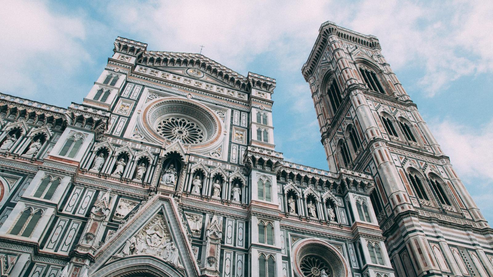 Die Kathedrale von Florenz von unten Fotografiert vor einem leicht bew?lkten blauen Himmel.