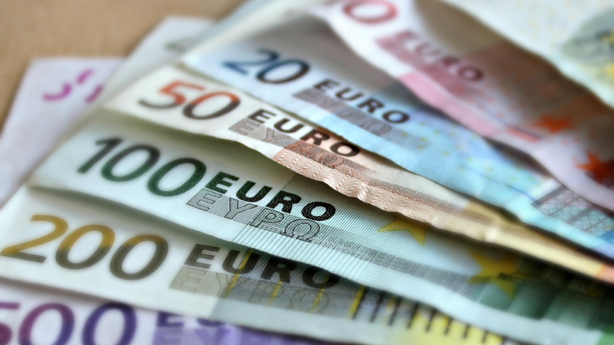 Euro-Scheine aufgef?chert auf einem Tisch