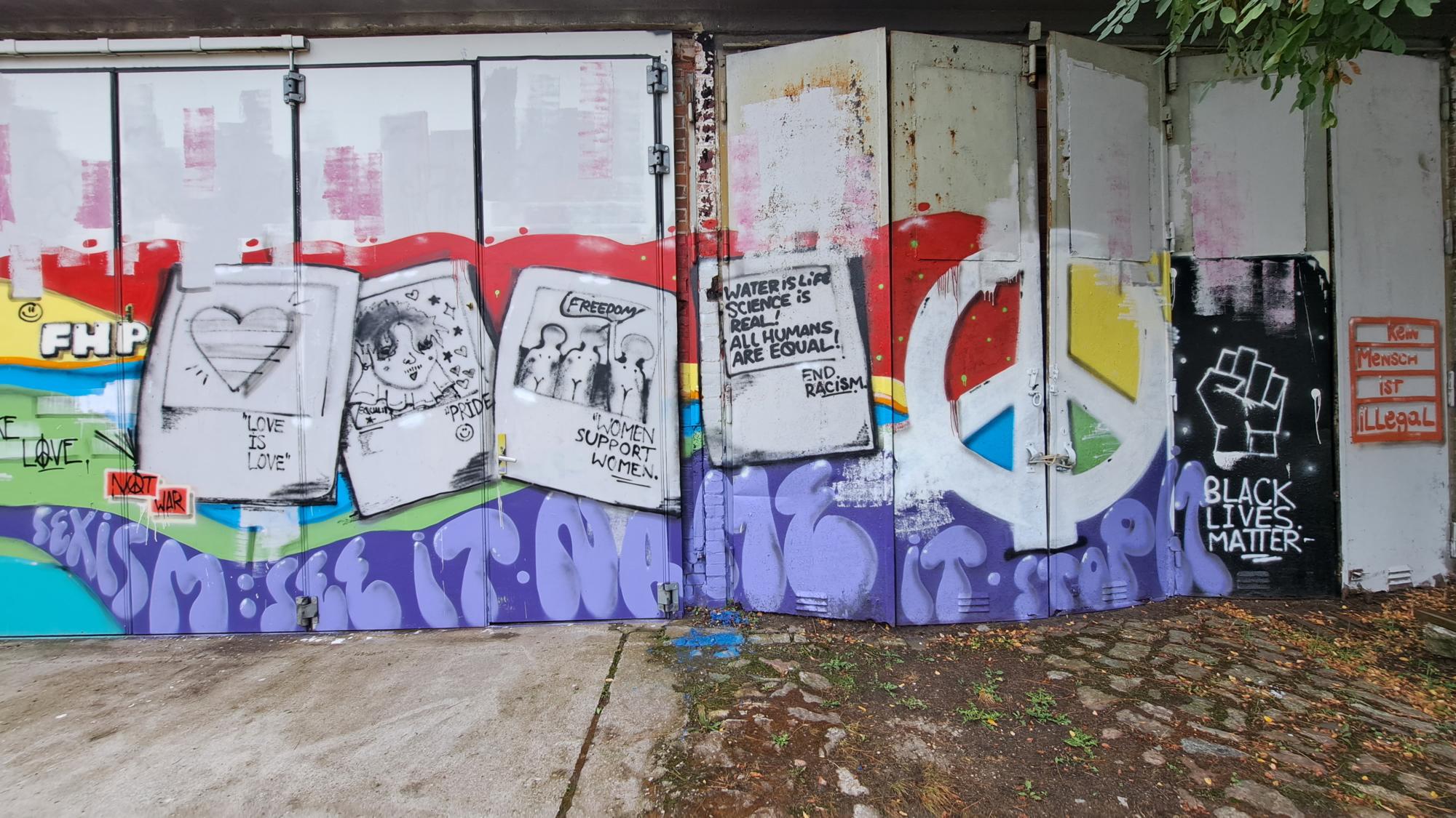 Graffiti zum Thema Demokratie und Diversit?t auf dem Campus der FHP